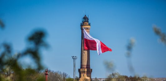 Polska flaga na Latarni Morskiej w Świnoujściu