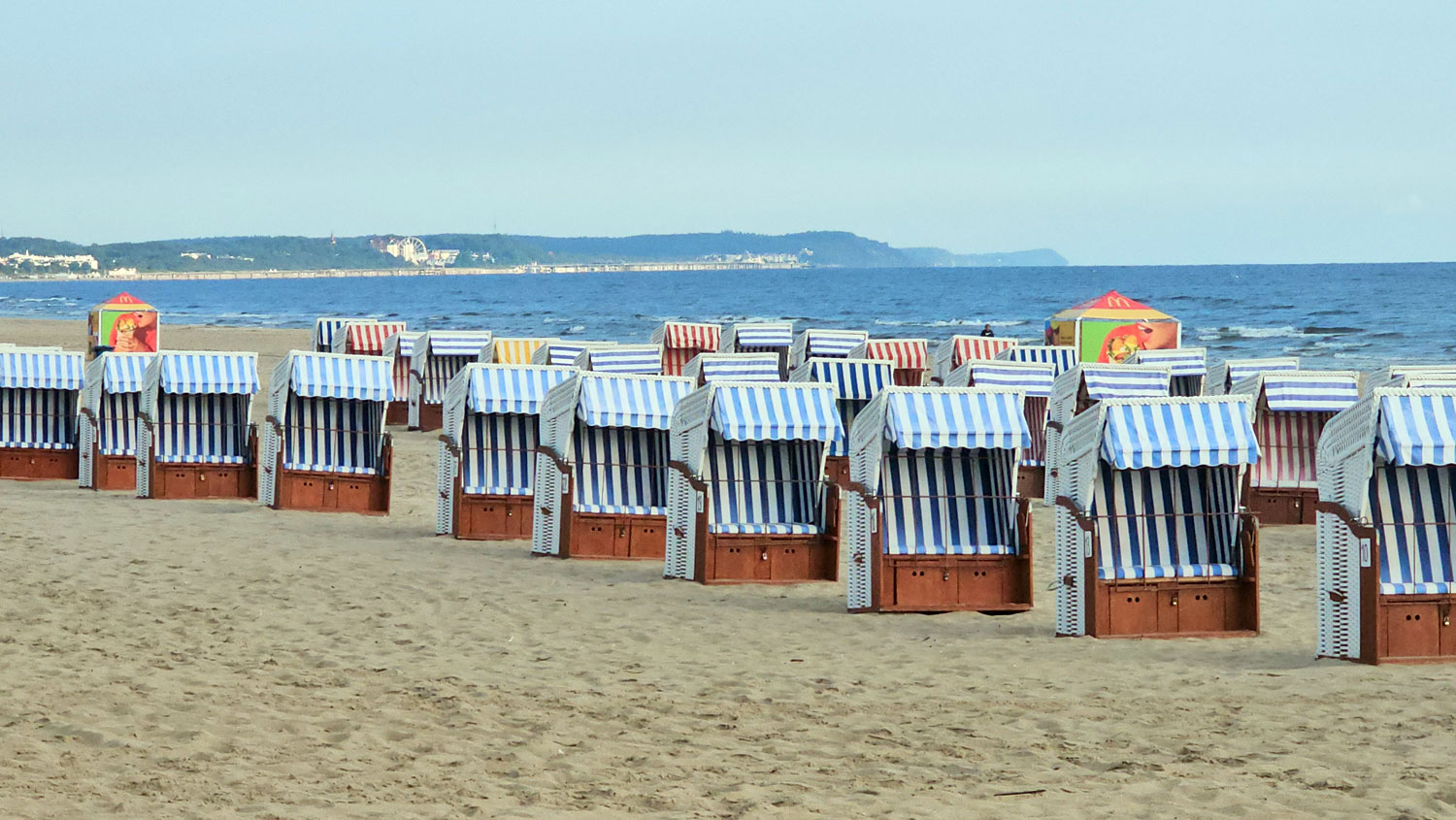 Świnoujście. Kosze plażowe na Plaży w Świnoujściu A gdzie parawany pytają turyści #KtoMożeNadMorze