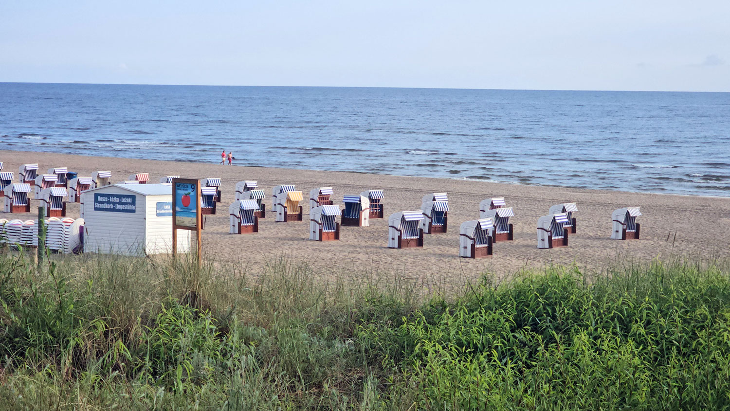 Świnoujście.  Kosze plażowe na Plaży w Świnoujściu A gdzie parawany pytają turyści #KtoMożeNadMorze 