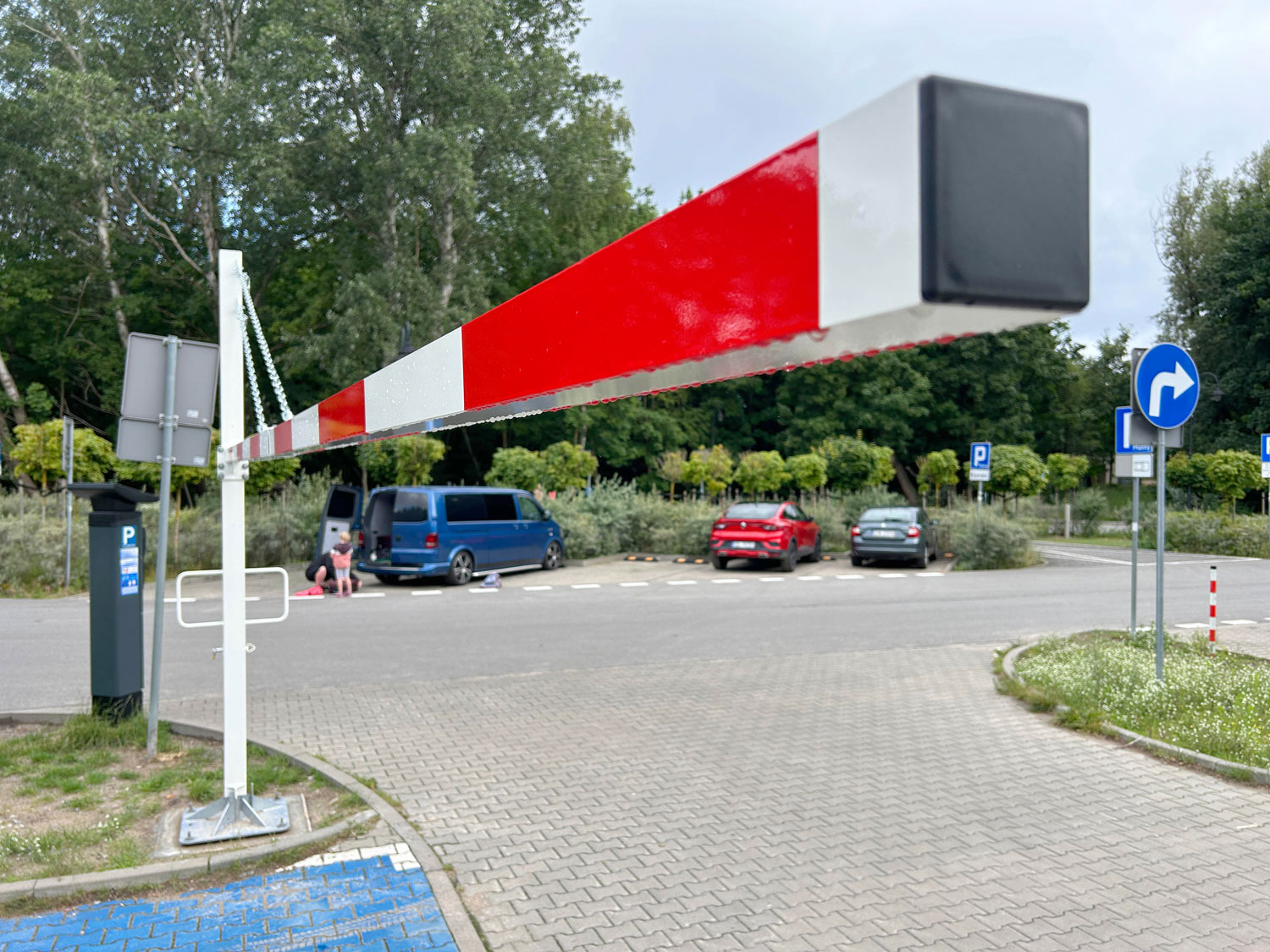 Świnoujście .Kempingowanie to nie to samo co parkowanie - Bramownice na parkingach