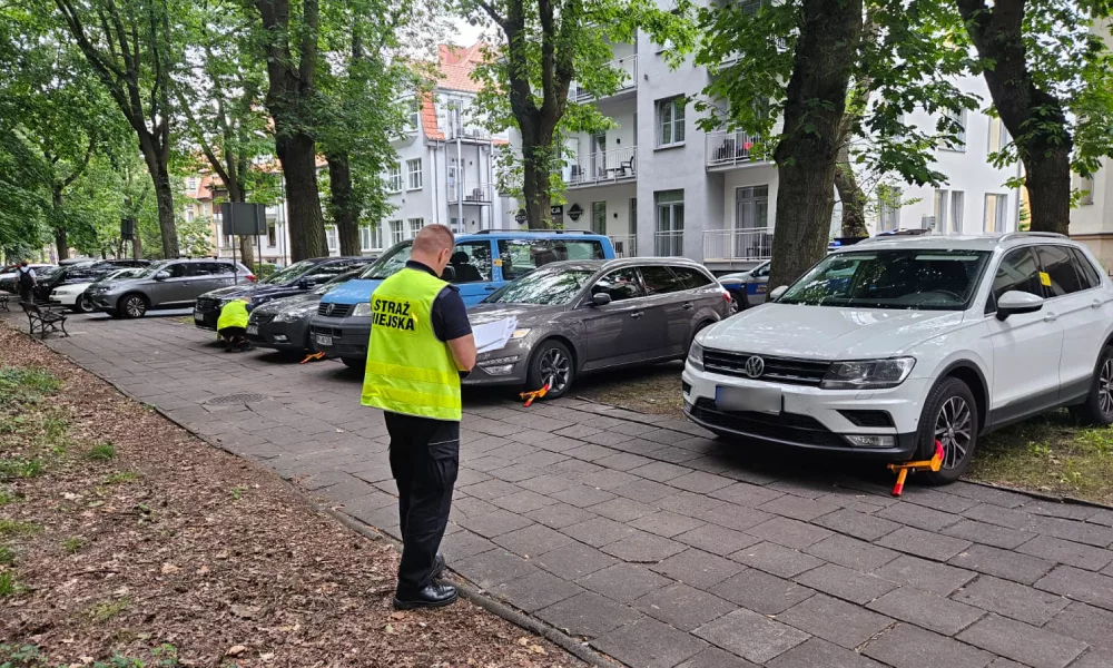 Świnoujście: Strażnicy Miejscy Walczą z Nieprawidłowym Parkowaniem - Blokady i Mandaty