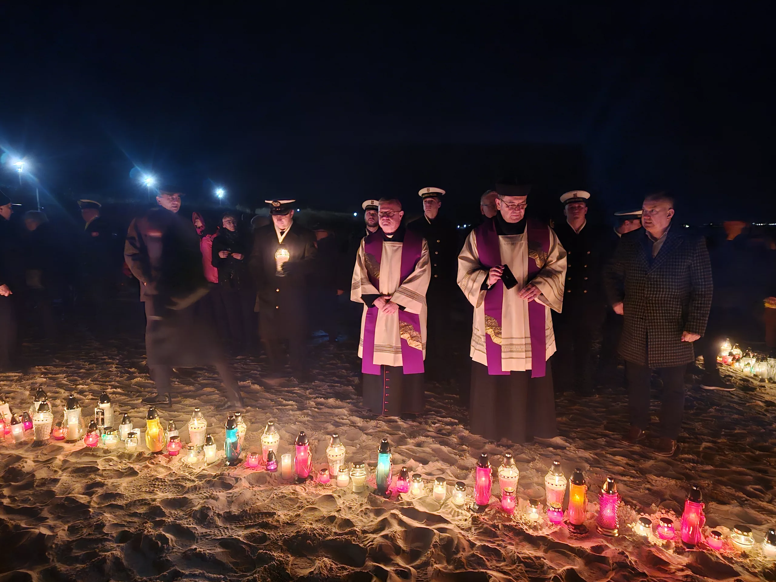 Zaduszki Morskie w Świnoujściu - Tłumy wiernych na plaży 