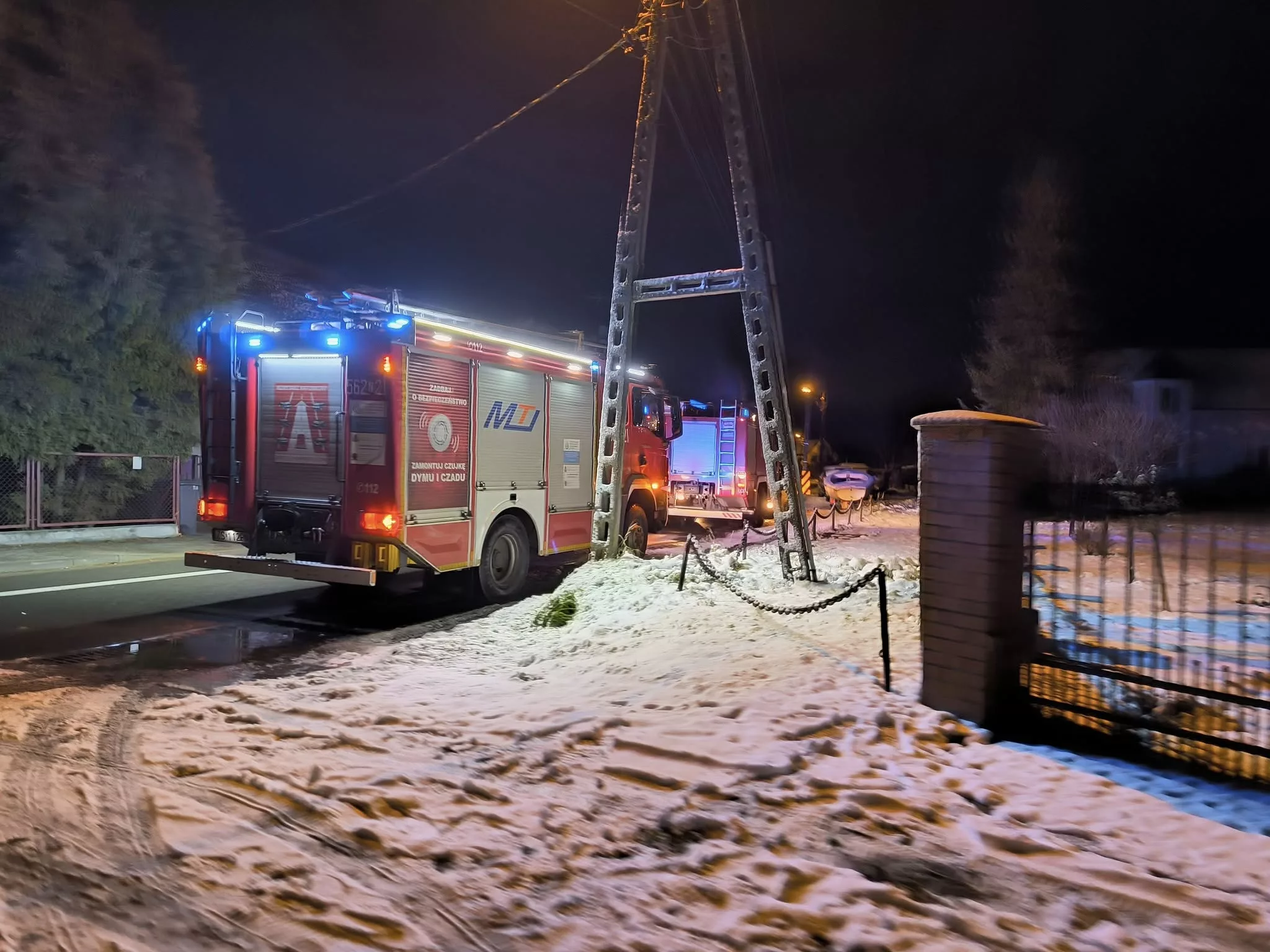 Strażacy z OSP Przytór w akcji: Zapobiegają zalewaniu posesji i uszczelniają wały przeciwpowodziowe Foto UM Świnoujście