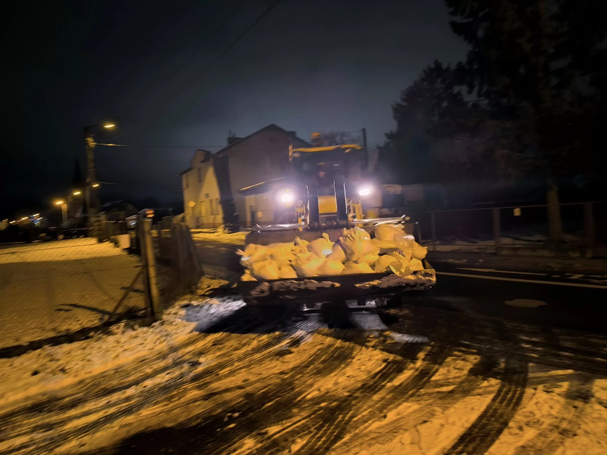 Strażacy z OSP Przytór w akcji: Zapobiegają zalewaniu posesji i uszczelniają wały przeciwpowodziowe Foto UM Świnoujście