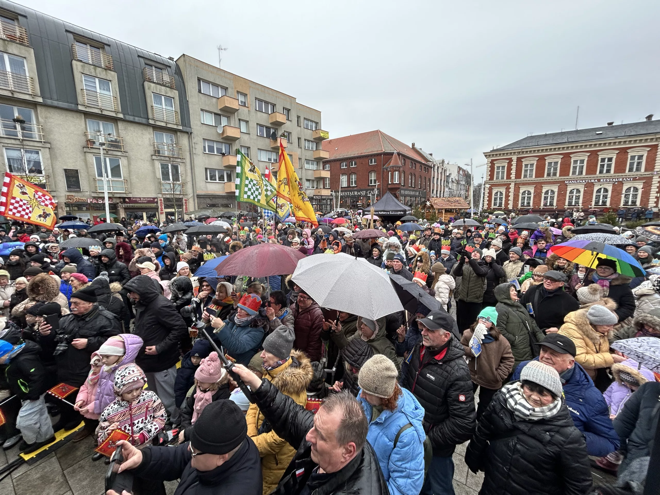 Orszak Trzech Króli i wyjątkowa żywa szopka w Świnoujściu – relacja z barwnego święta