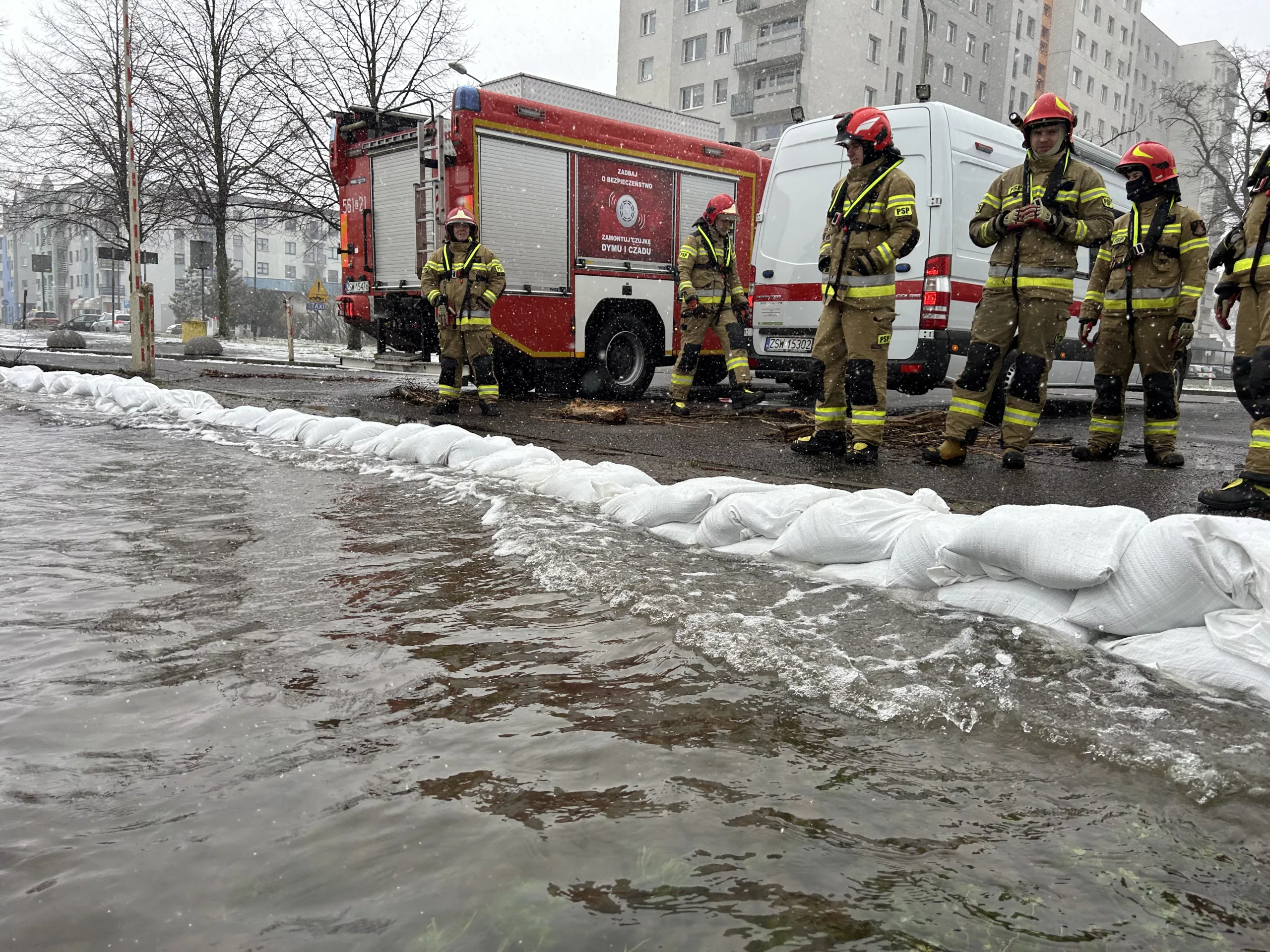 Wysoki stan wody w Świnoujściu: Strażacy podejmują działania prewencyjne